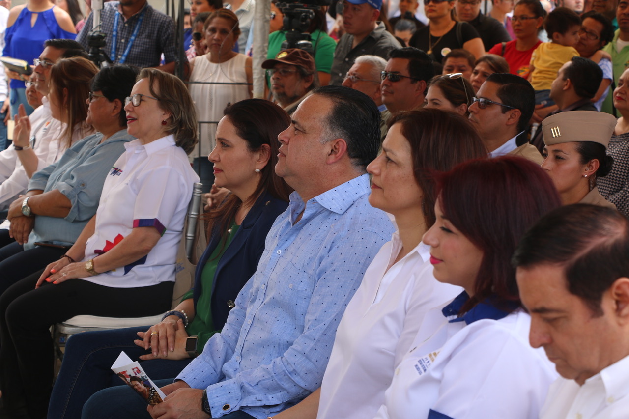 Colocan primera piedra de Ciudad Mujer en San Pedro Sula y apertura el servicio de Ciudad Mujer móvil