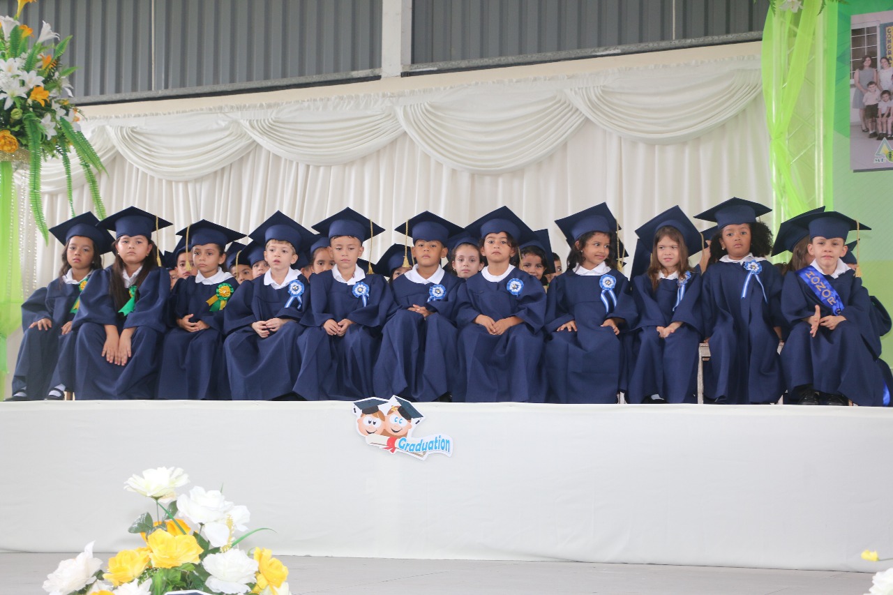 Fundación Mhotivo realiza II graduación de preparatoria en su campus de Choloma