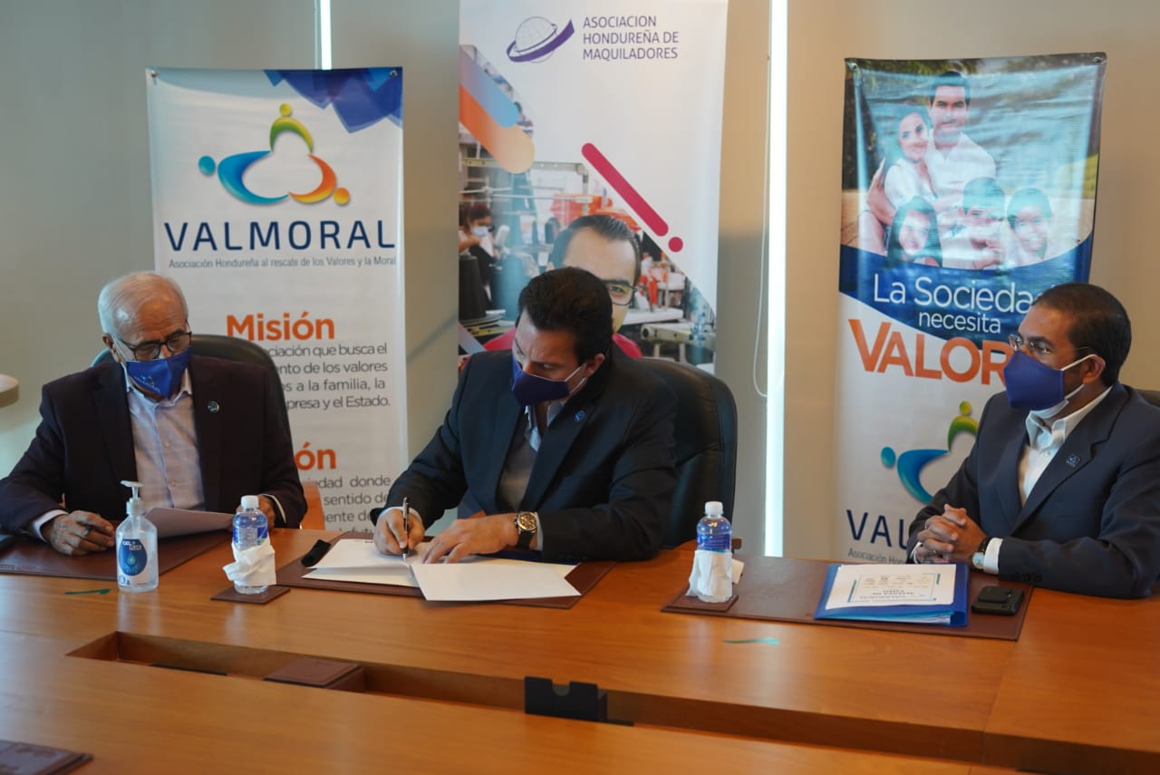 Maquiladores y VALMORAL firman convenio para promover valores