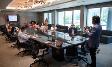 Representantes del BCH realizan recorrido en el sector maquilador