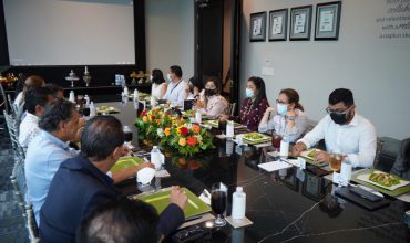 Representantes del BCH realizan recorrido en el sector maquilador