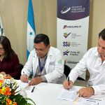 La AHM y Gildan firman convenio de cooperación de aporte económico para remodelar los pisos de las salas de quirófanos del IHSS (Hospital Regional del Norte).