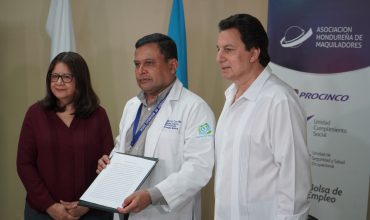 La AHM y Gildan firman convenio de cooperación de aporte económico para remodelar los pisos de las salas de quirófanos del IHSS (Hospital Regional del Norte).