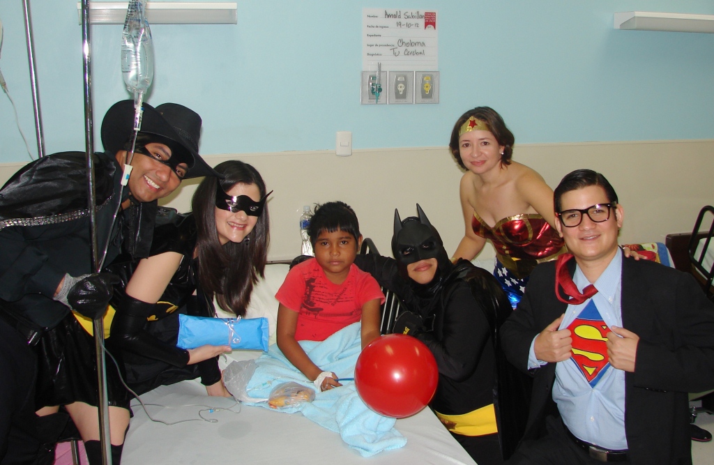 Superhéroes de Confecciones del Valle visitan pabellón de niños con cáncer de hospital Mario Rivas