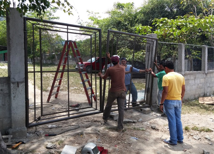 RLA Manufacturing elabora portón de Escuela República de Honduras de Choloma
