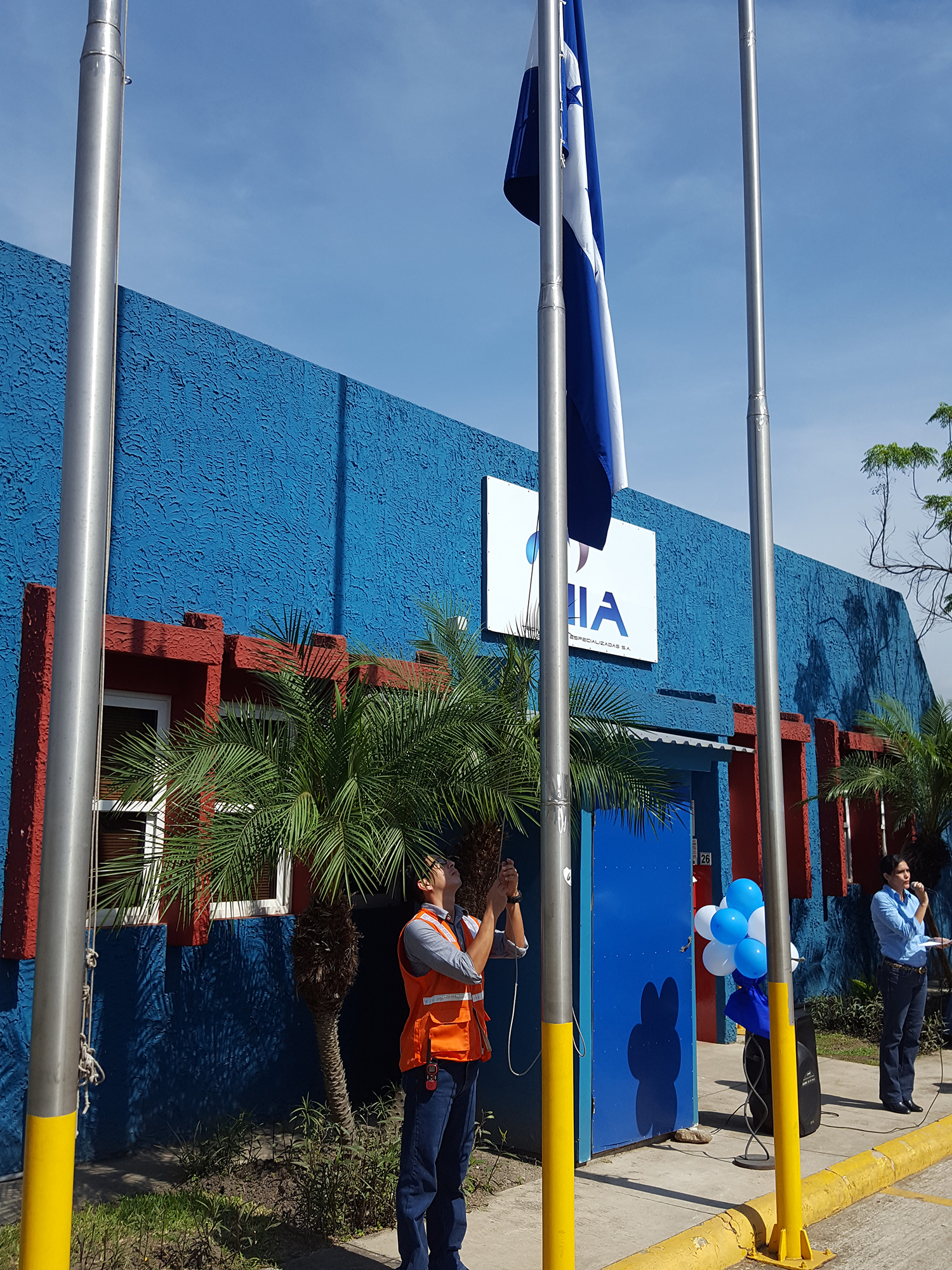 IIA-TECH iza la Bandera Nacional en el mes de las fiestas patrias