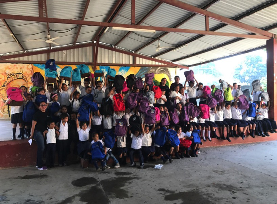 TRC Honduras entrega más de 300 mochilas con útiles a niños de escuelas públicas