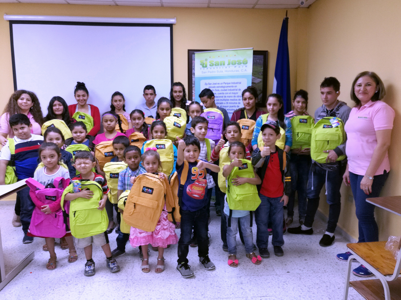 Zip San José entrega de útiles escolares a hijos de colaboradores