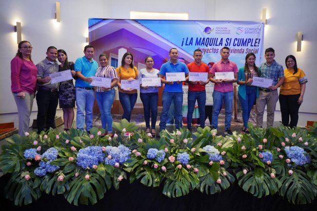 MAQUILADORES ENTREGAN A TRABAJADORES PRIMERAS 80 PRIMAS PARA COMPRA DE VIVIENDA