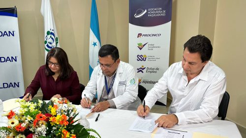 La AHM y Gildan firman convenio de cooperación de aporte económico para remodelar los pisos de las salas de quirófanos del IHSS (Hospital Regional del Norte).