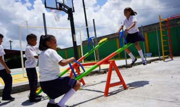 FRUIT OF THE LOOM SIGUE APOYANDO EDUCACIÓN DE LOS NINOS DE LA ESCUELA REPÚBLICA DE VENEZUELA