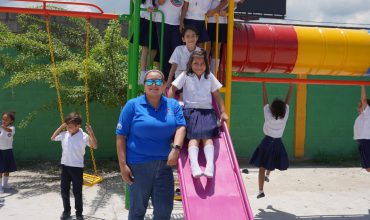 FRUIT OF THE LOOM SIGUE APOYANDO EDUCACIÓN DE LOS NINOS DE LA ESCUELA REPÚBLICA DE VENEZUELA
