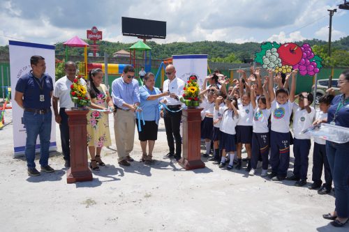 FRUIT OF THE LOOM SIGUE APOYANDO EDUCACIÓN DE LOS NINOS DE LA ESCUELA REPÚBLICA DE VENEZUELA