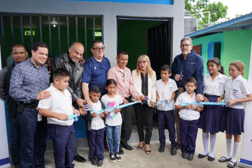 FRUIT OF THE LOOM  APOYA LA EDUCACIÓN DE LOS NINOS DE LA ESCUELA FRANCIS CHARLES EWENS