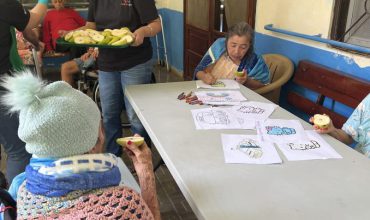 Superior Glove Works renovó el área de esparcimiento del asilo de ancianos “Nuestra Señora de Guadalupe” y consintió a los abuelitos con una creativa atención