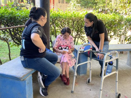 Superior Glove Works renovó el área de esparcimiento del asilo de ancianos “Nuestra Señora de Guadalupe” y consintió a los abuelitos con una creativa atención