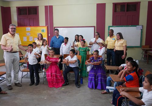 FRUIT OF THE LOOM REMODELA DOS AULAS MÁS EN ESCUELA VISITACIÓN PADILLA DE EL PROGRESO