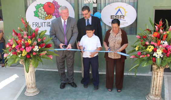 Fruit of The Loom inaugura cancha de baloncesto en escuela primaria