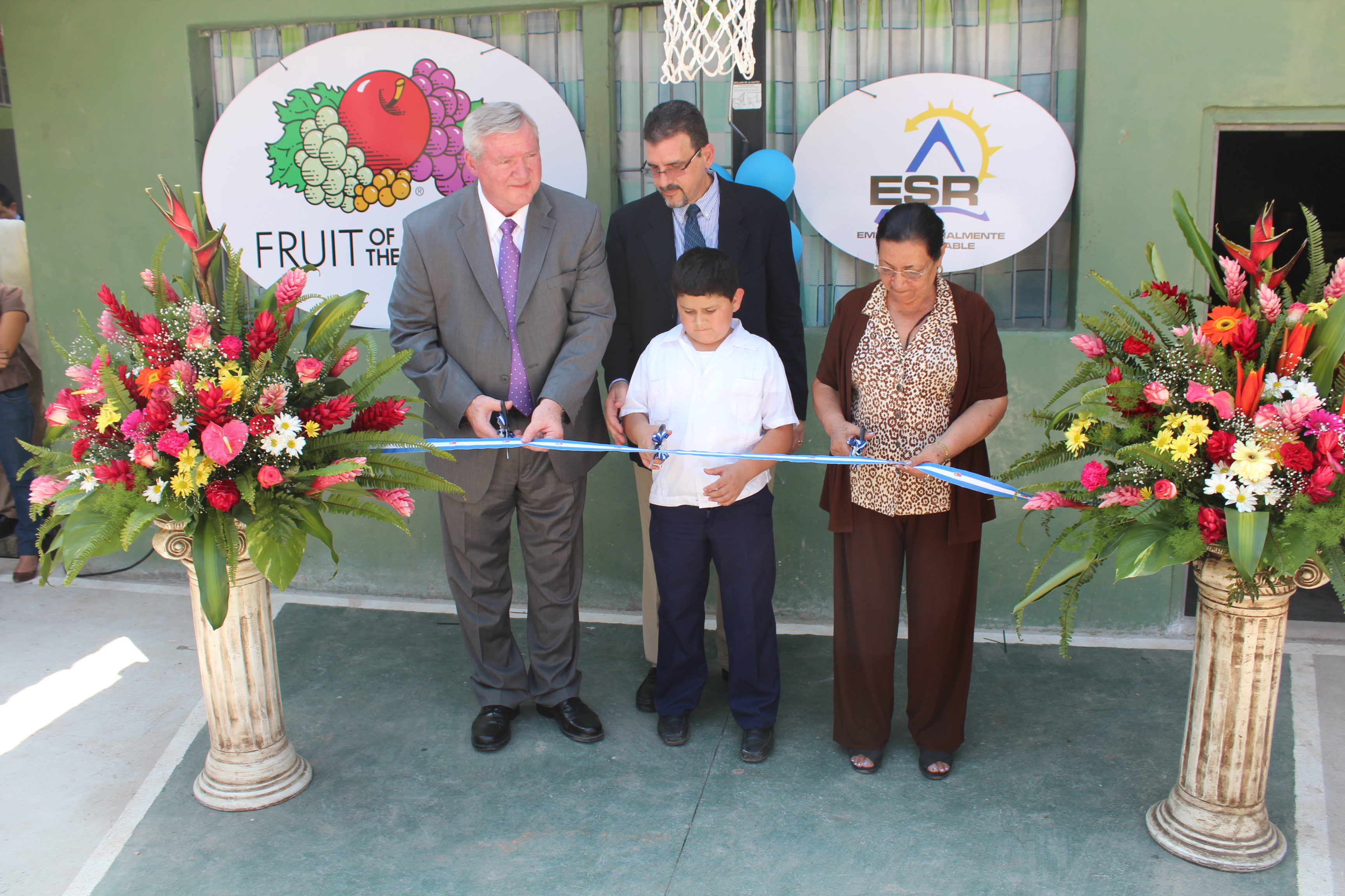 Fruit of The Loom inaugura cancha de baloncesto en escuela primaria