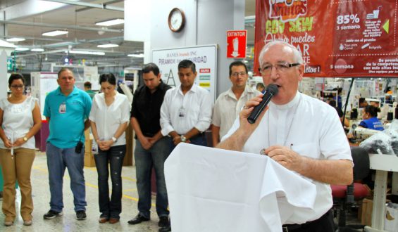 Monseñor Garachana comparte mensaje con personal de Confecciones del Valle Costura en la “Semana de la Familia”