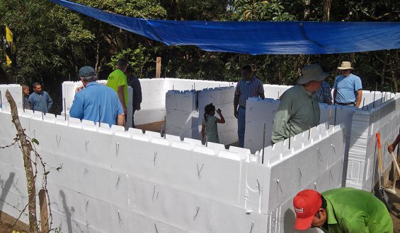 Formas Térmicas inaugura en Honduras primera casa prototipo construida con bloques de styrofoam