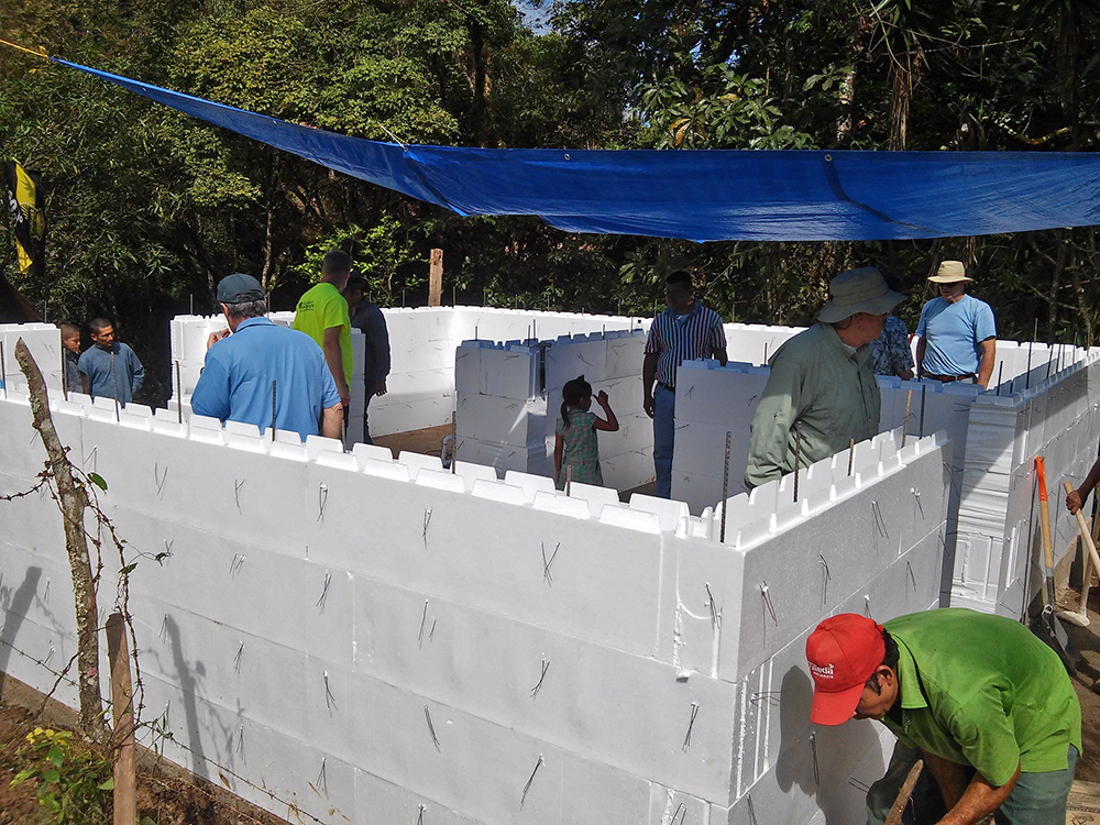 Formas Térmicas inaugura en Honduras primera casa prototipo construida con bloques de styrofoam