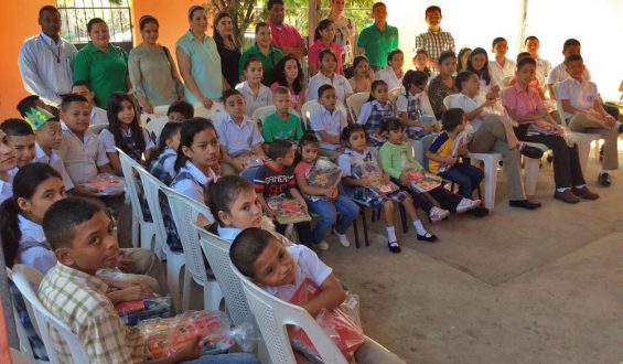 Finotex dona útiles escolares a Centro Básico Educativo para Sordos ESMIRNA