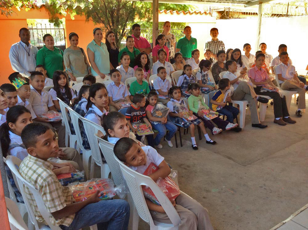 Finotex dona útiles escolares a Centro Básico Educativo para Sordos ESMIRNA