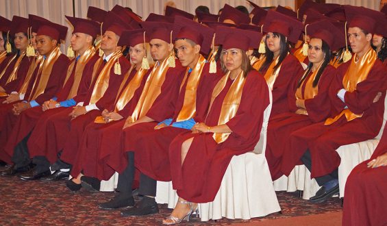 HANES gradúa 206 empleados de secundaria como parte de su programa educativo