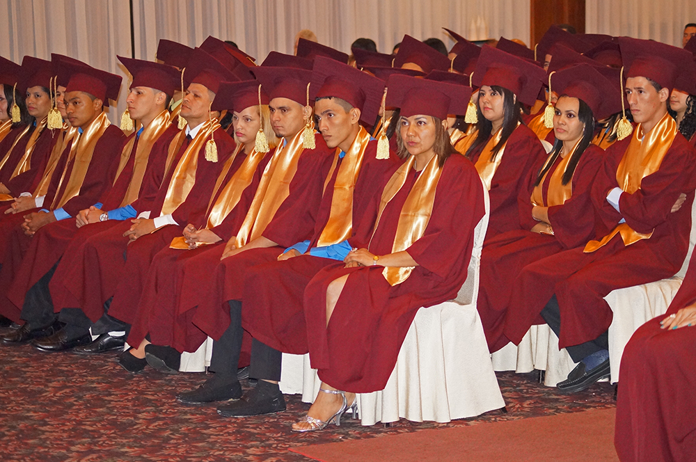 HANES gradúa 206 empleados de secundaria como parte de su programa educativo