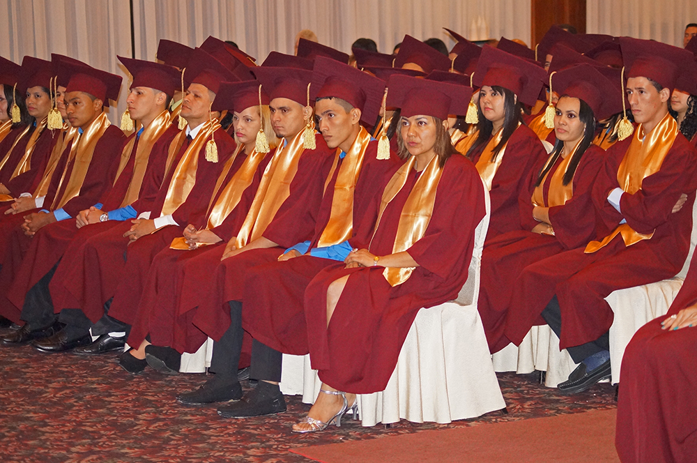 HANES gradúa 206 empleados de secundaria como parte de su programa educativo