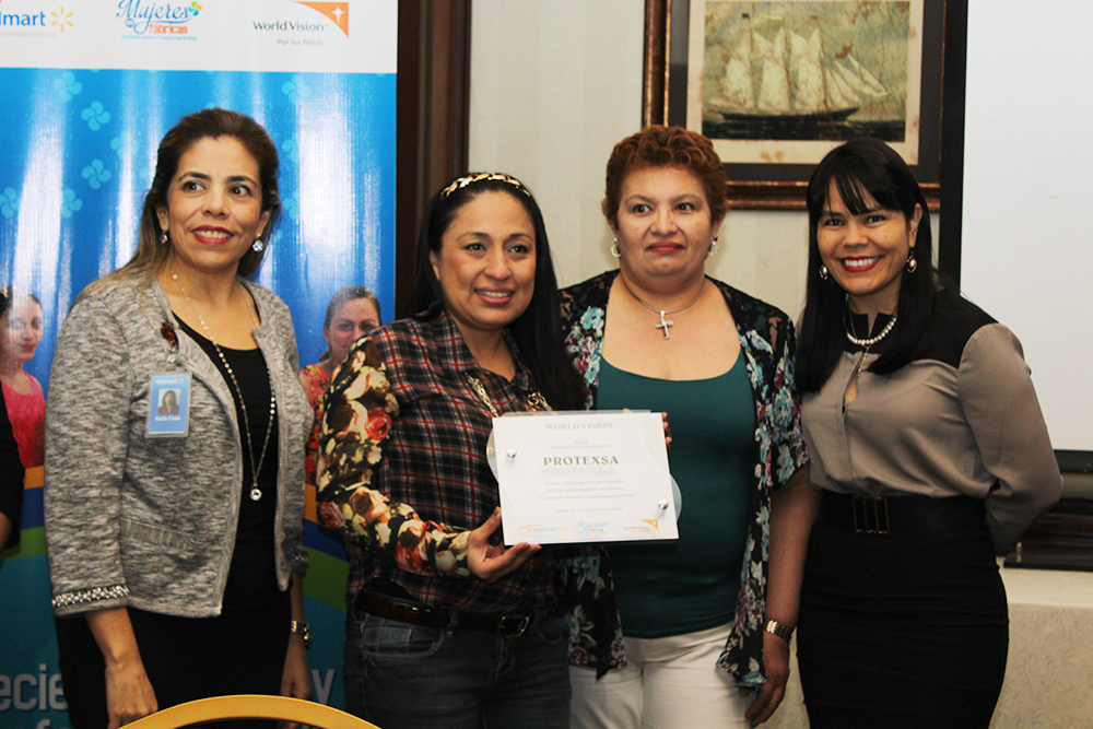 Empresas maquiladoras reciben reconocimiento de Visión Mundial por participar en el programa “Mujeres en fábricas”