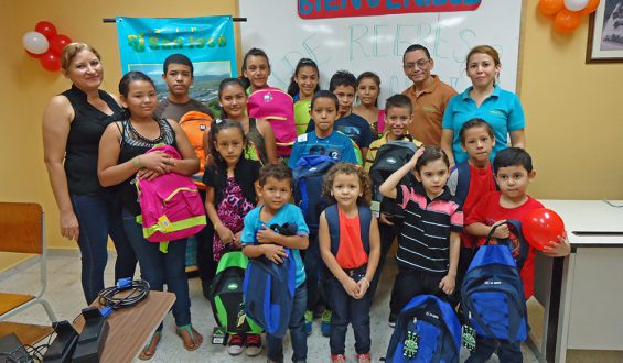 Zip San José entrega mochilas con útiles escolares