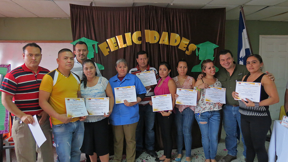 Manufacturas Villanueva gradúa 231 empleados con programa Mujeres en fábricas