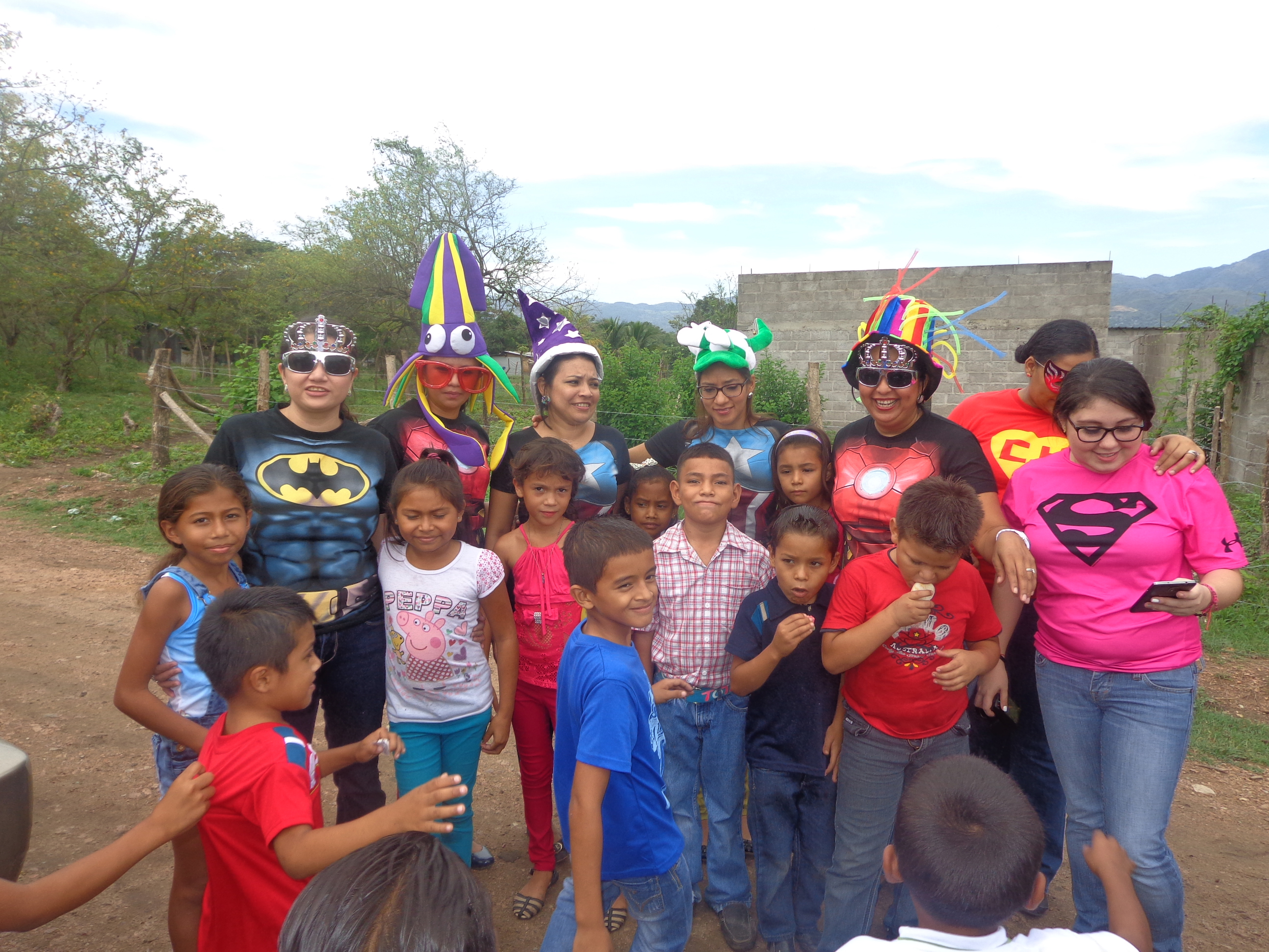 Superhéroes de Confecciones del Valle festejan con niños de escuela Frances Charles