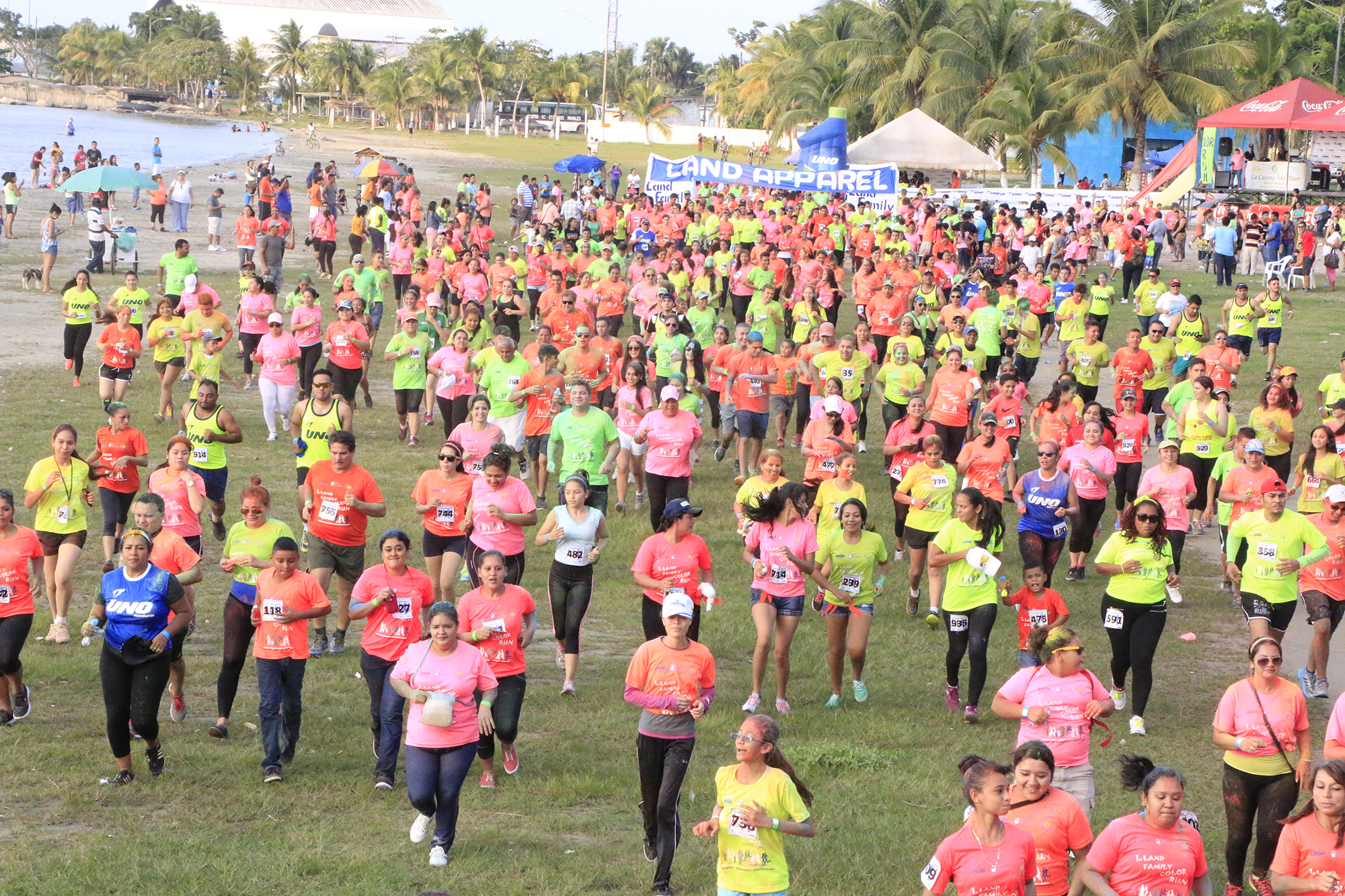 Gran ambiente en el Land Family Color Run de Land Apparel