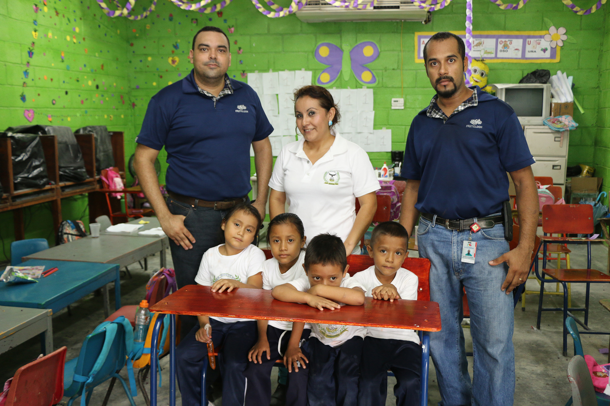 RLA Manufacturing fabrica pupitres y los dona a escuela República de Honduras