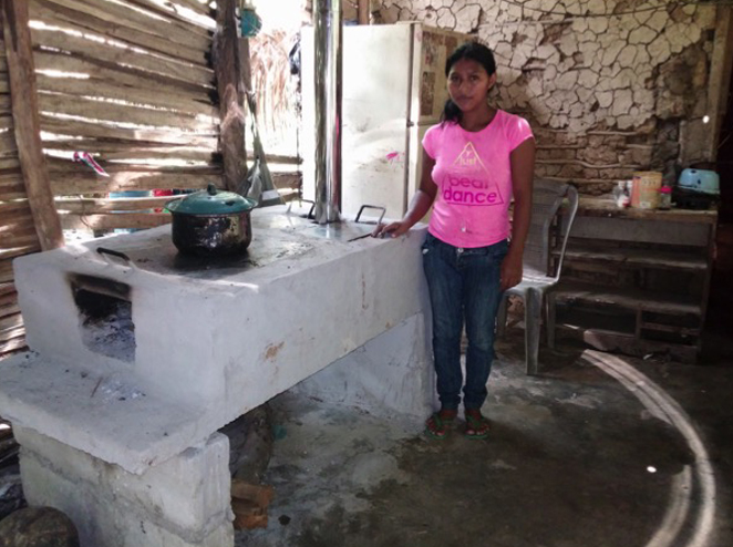 Voluntarios de RLA Manufacturing construyen hornilla a madre soltera de Baracoa