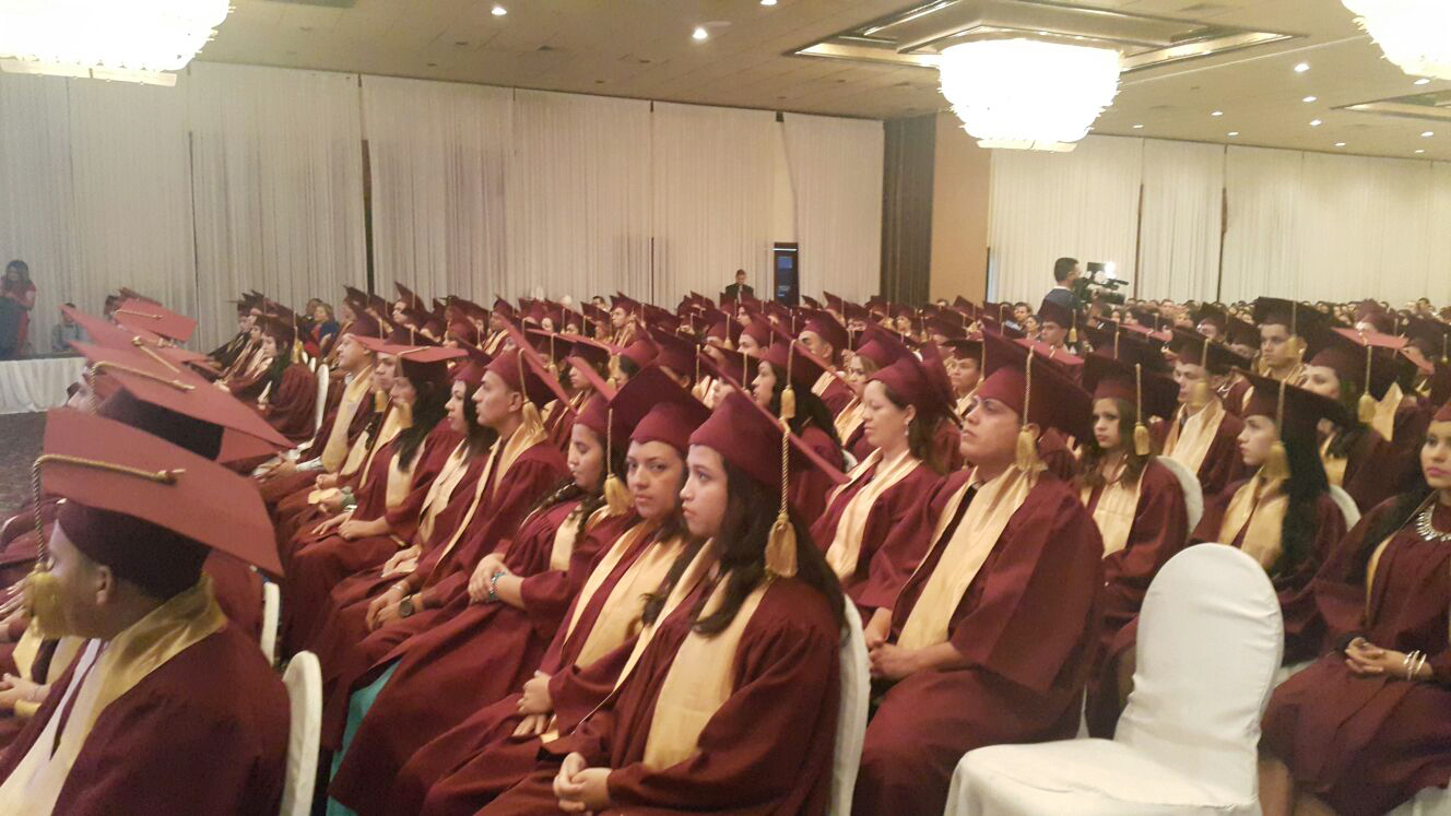 Hanes gradúa 194 empleados de secundaria como parte de su programa educativo