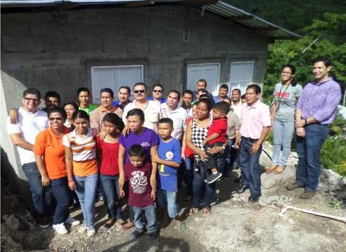 Miembros del Comité de Solidaridad de Southern contruyen casa a compañera de trabajo