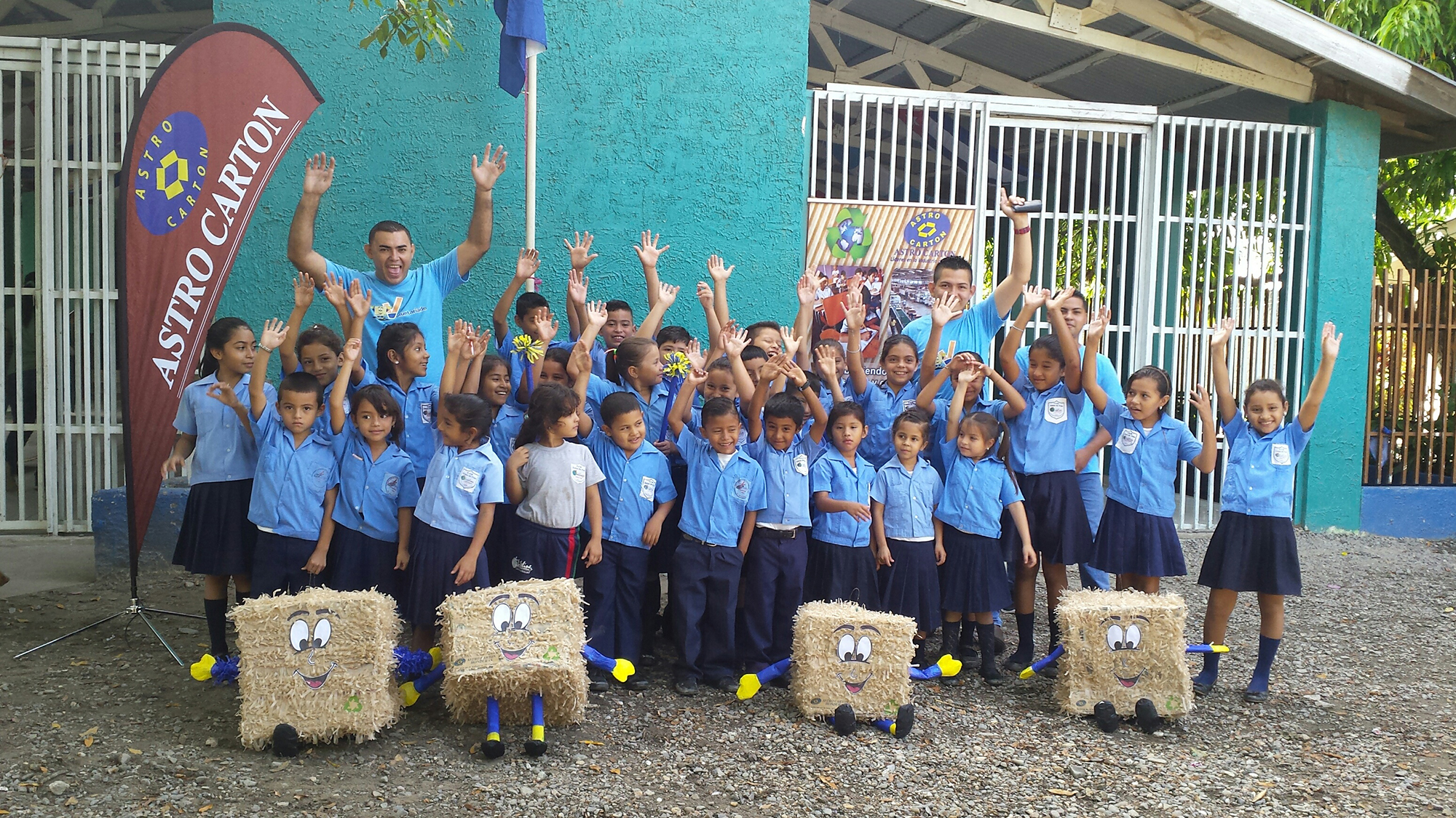 Astro Cartón lleva alegría a varias escuelas con su Piñatón 2016