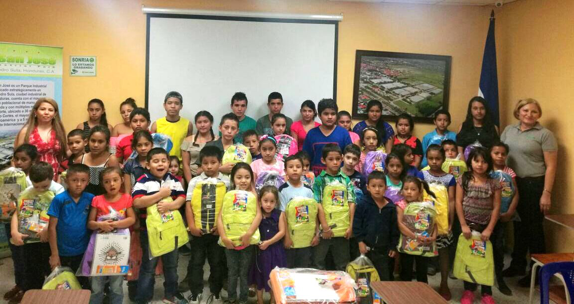 Entrega de útiles escolares y sábado infantil en Zip San José