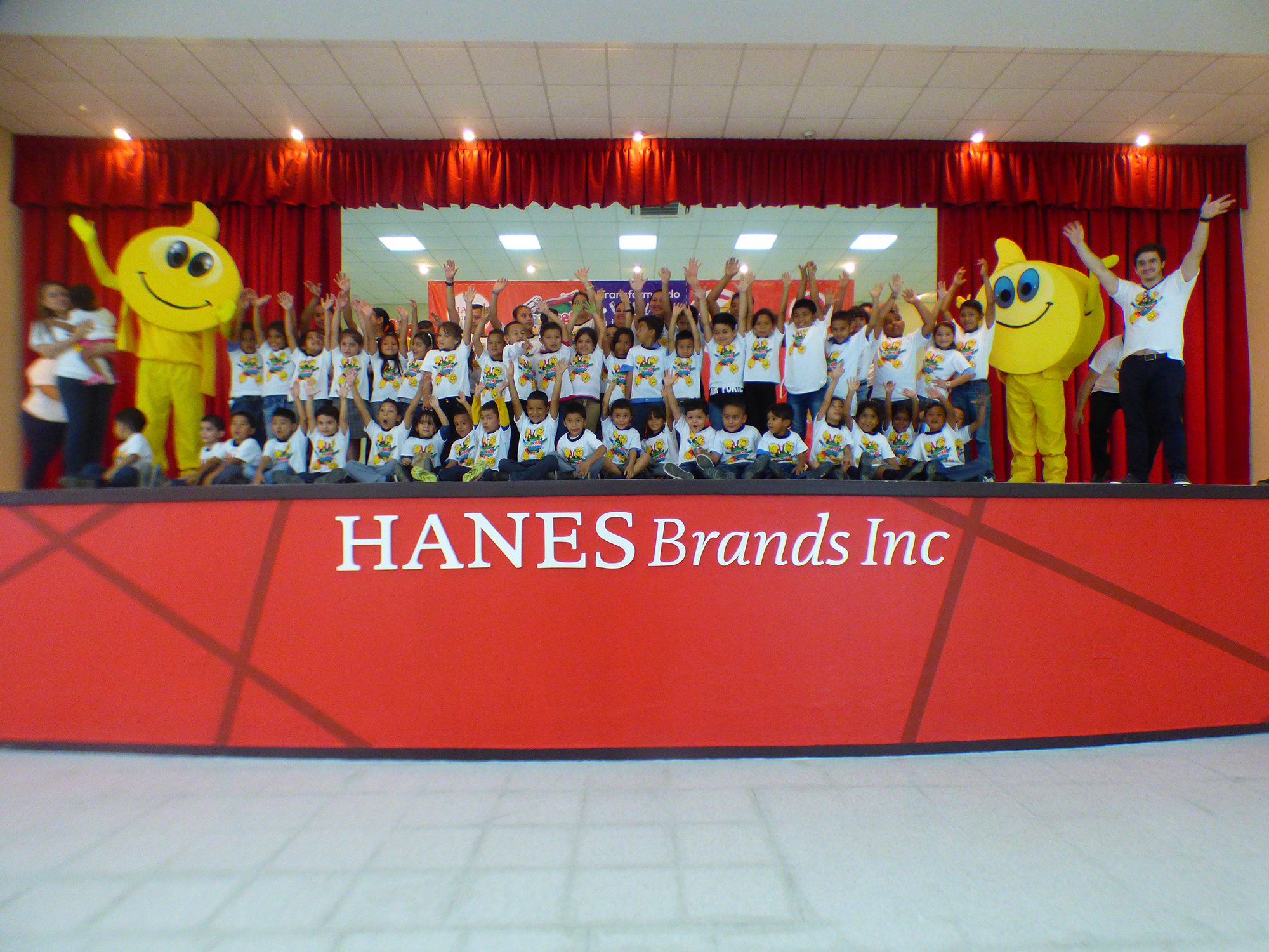 Hijos de empleados de HanesBrands celebran el inicio de clases