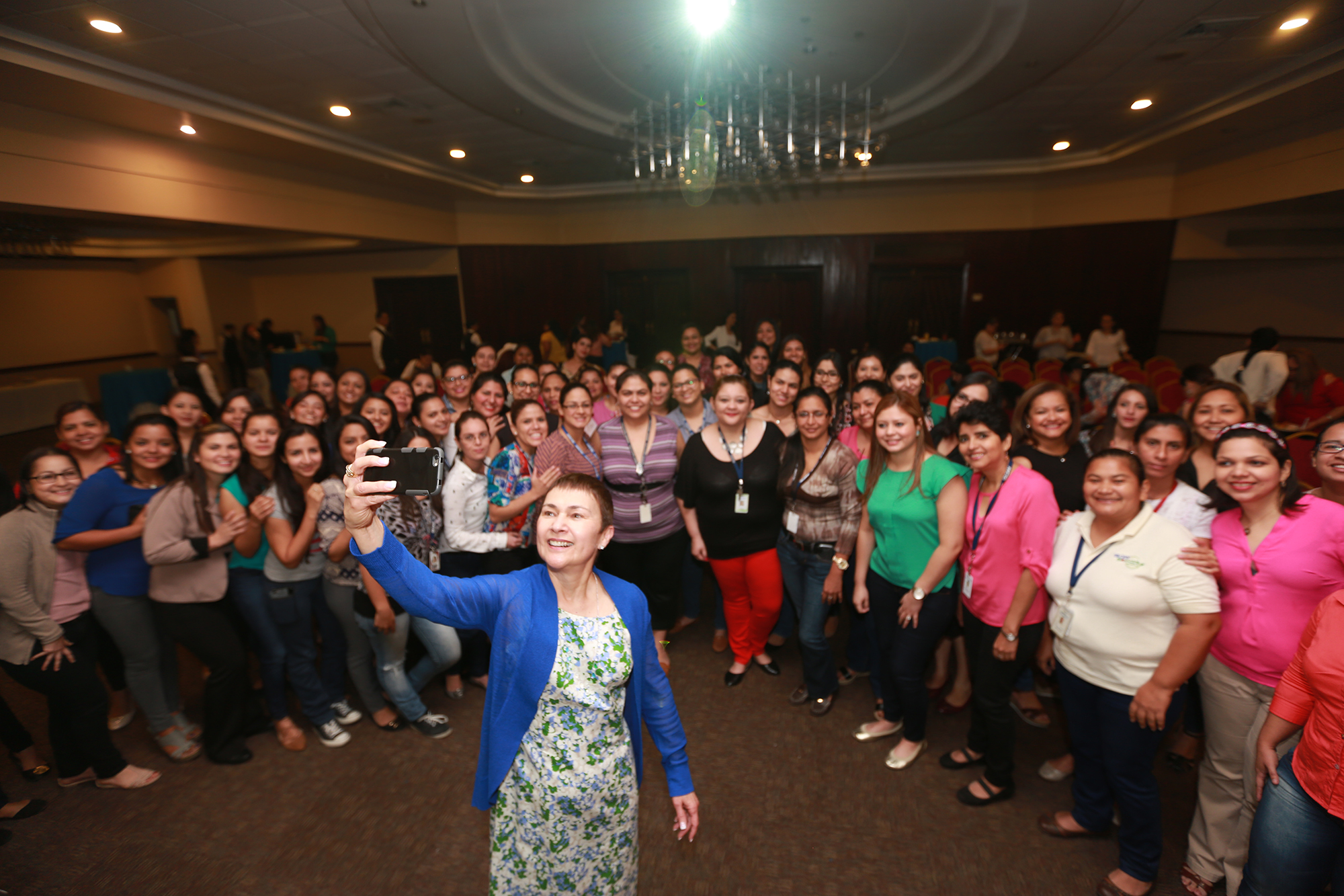 Gildan brinda conferencia ¡El éxito está a tu alcance!