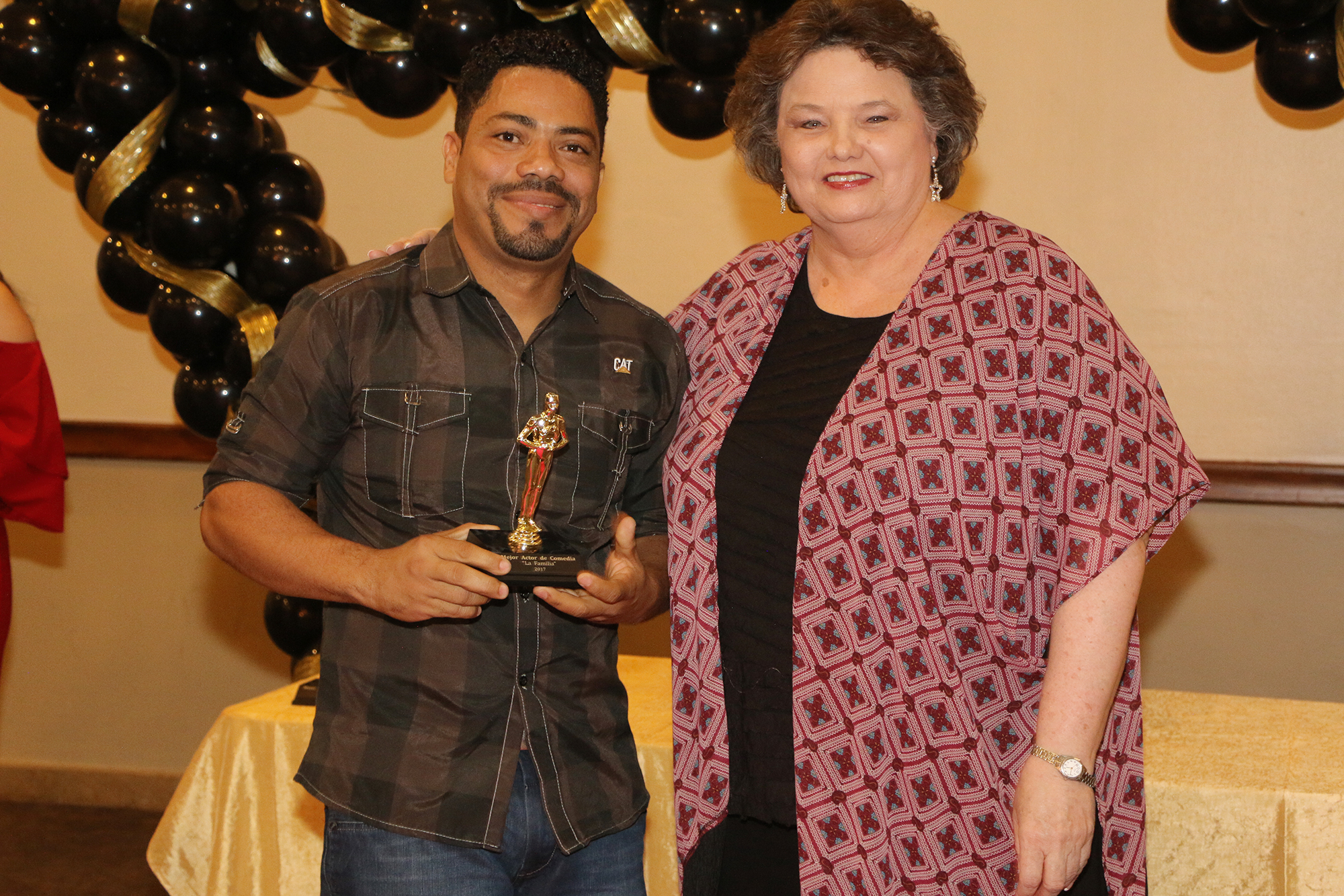 Gildan entrega premios “Oscar” al elenco de obra teatral “La Familia”