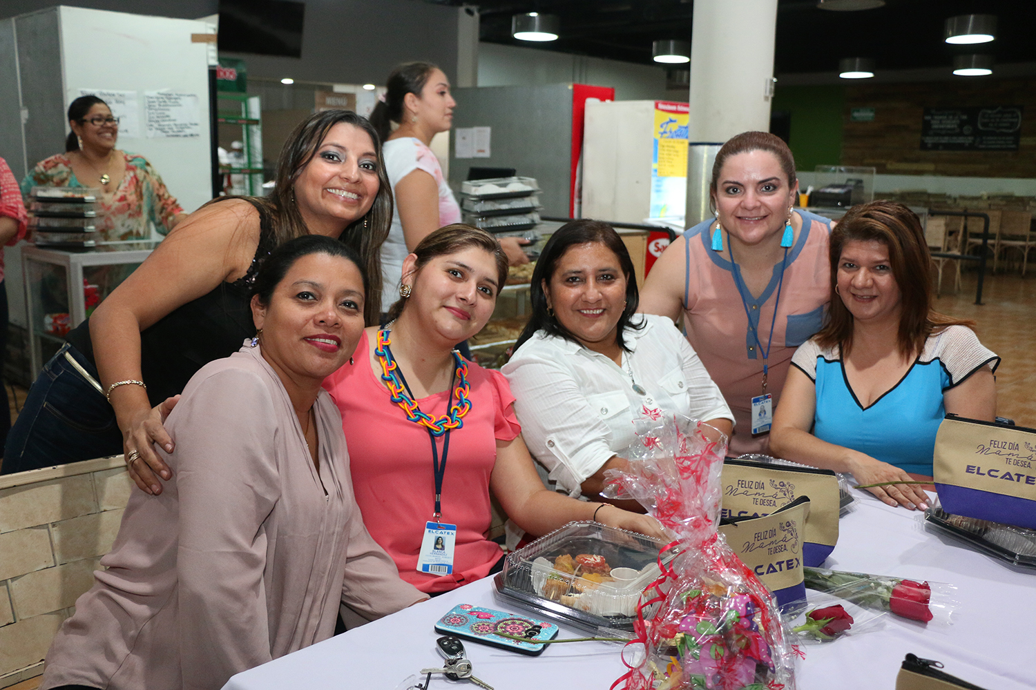 ENTRE RISAS Y REGALOS GRUPO ELCATEX FESTEJA A LAS MADRES