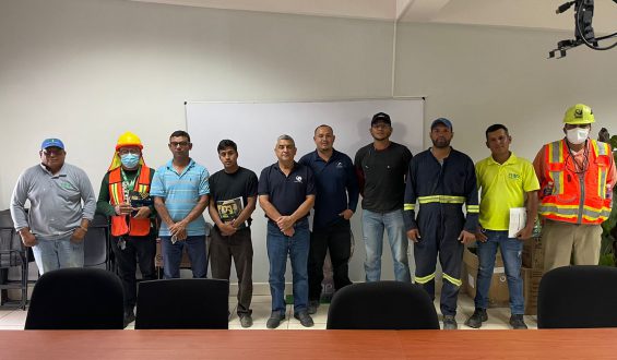 COLABORADORES DE BAY ISLAND PETROLEUM RECIBEN CERTIFICACIÓN EN MONTACARGAS