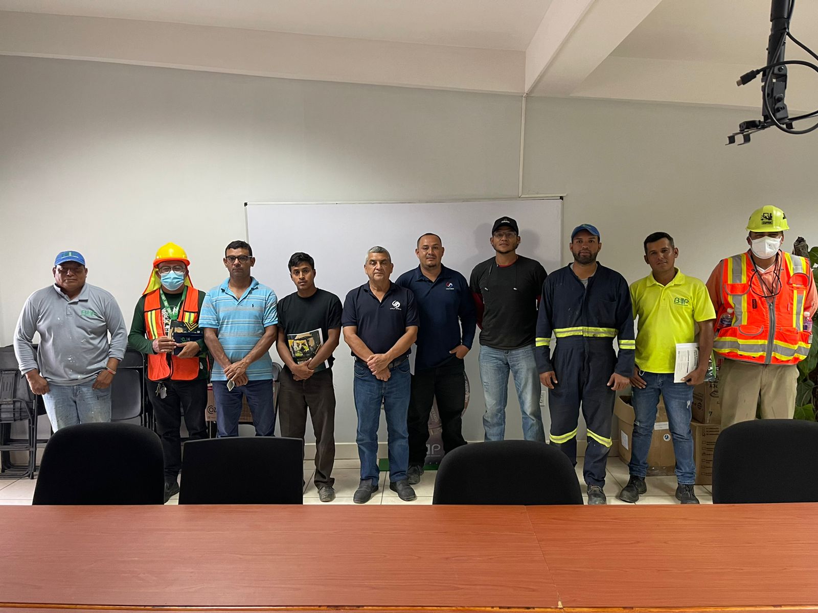 COLABORADORES DE BAY ISLAND PETROLEUM RECIBEN CERTIFICACIÓN EN MONTACARGAS