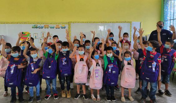 FUNDACIÓN PACASA ENTREGA KITS ESCOLARES A NIÑOS DE CHOLOMA