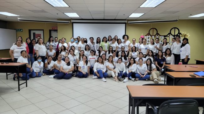 CARACOL KNITS OFRECE CONFERENCIA A LAS MUJERES EN SU DÍA